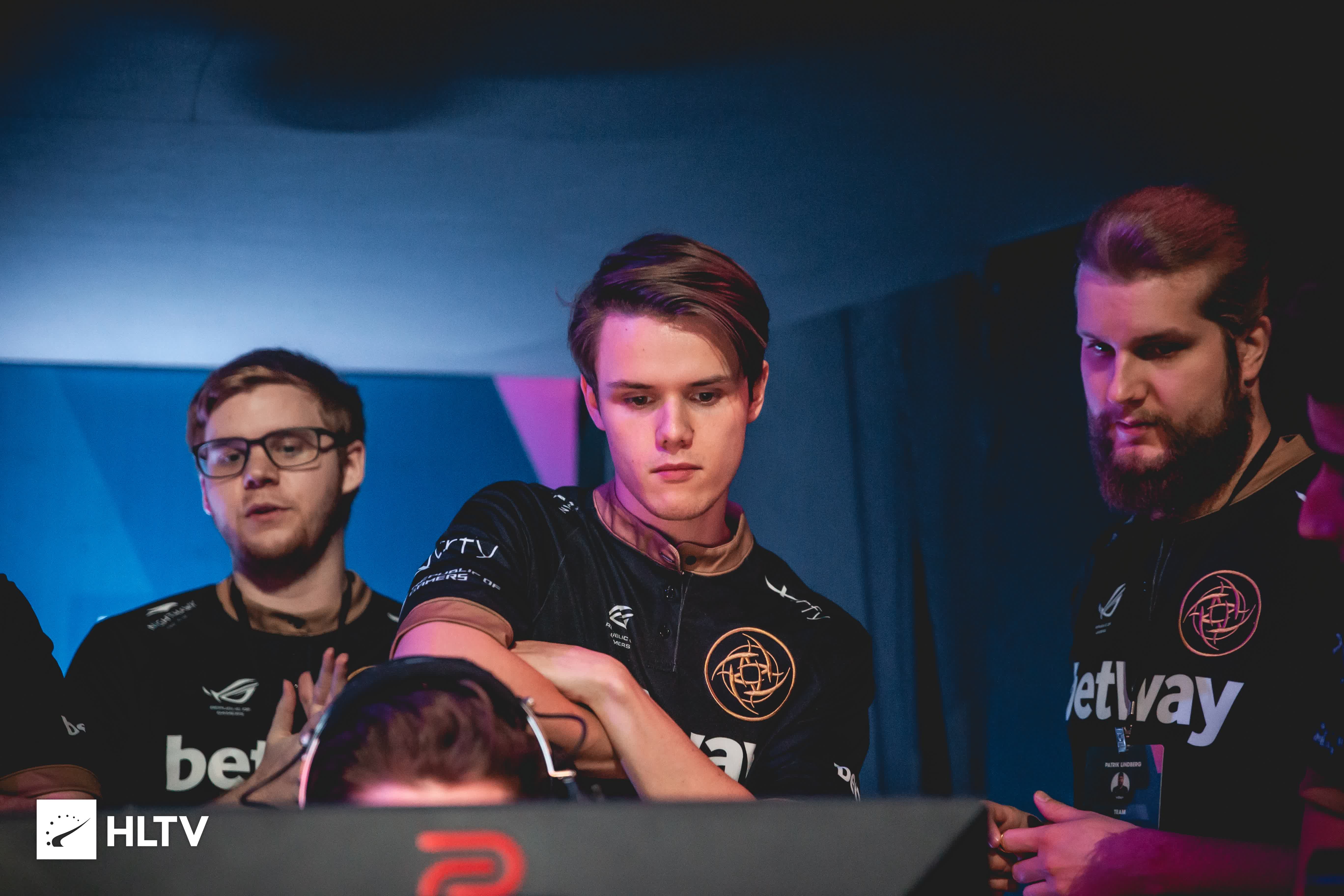 沿两条路并 沿两条路并